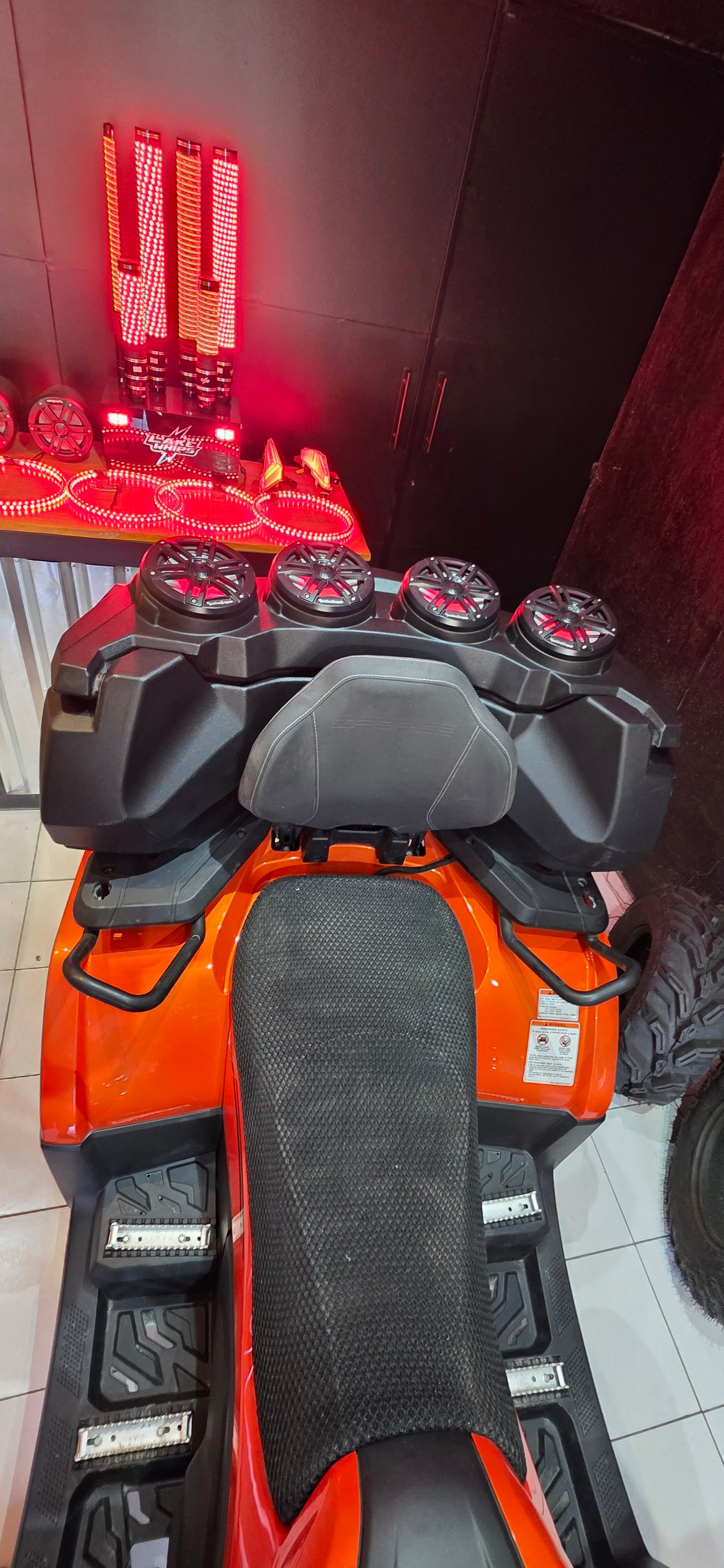 Maletero Trasero SKP de 4 Bocinas 6.5 Rockford Fosgate
