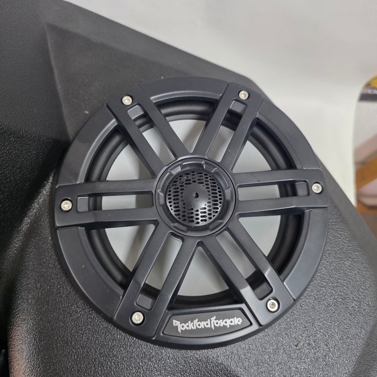Maletero con Asiento SKP Con 2 Bocinas 6.5 Rockford Fosgate