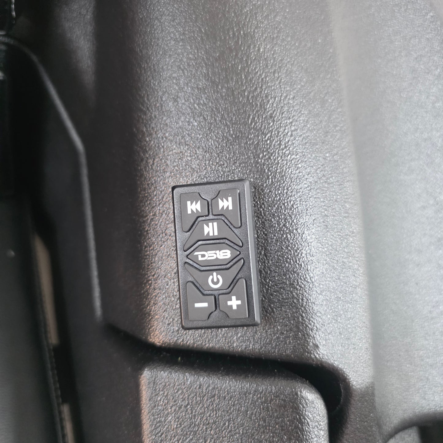 Maletero con Asiento SKP Con 2 Bocinas 6.5 Rockford Fosgate