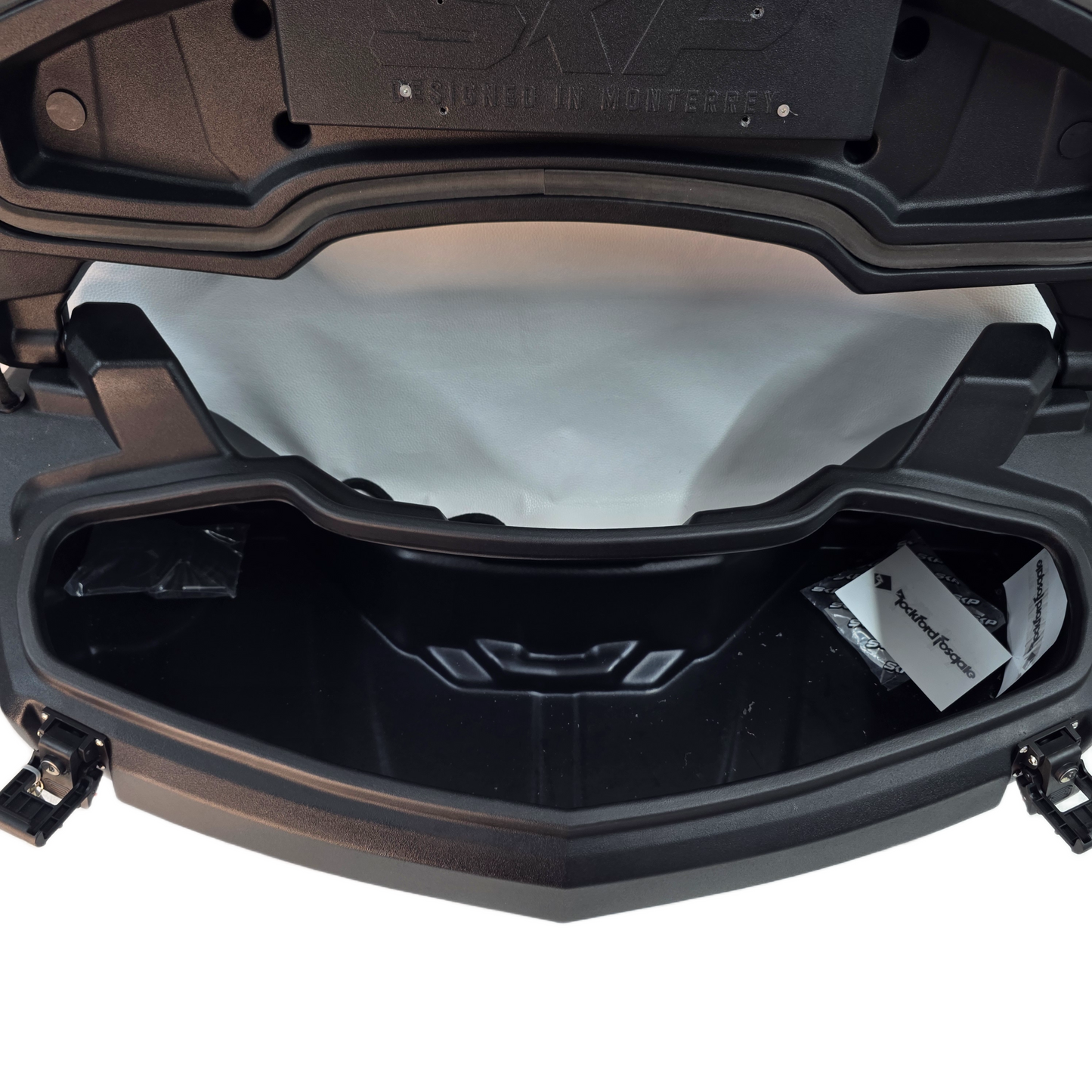 Maletero Trasero SKP de 4 Bocinas 6.5 Rockford Fosgate