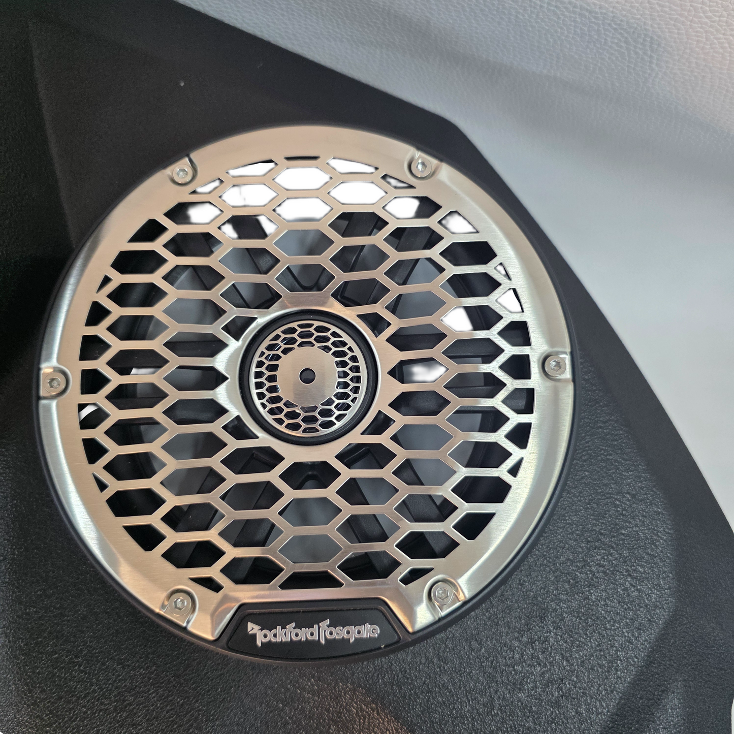Maletero con Asiento SKP Con 2 Bocinas 6.5 Rockford Fosgate